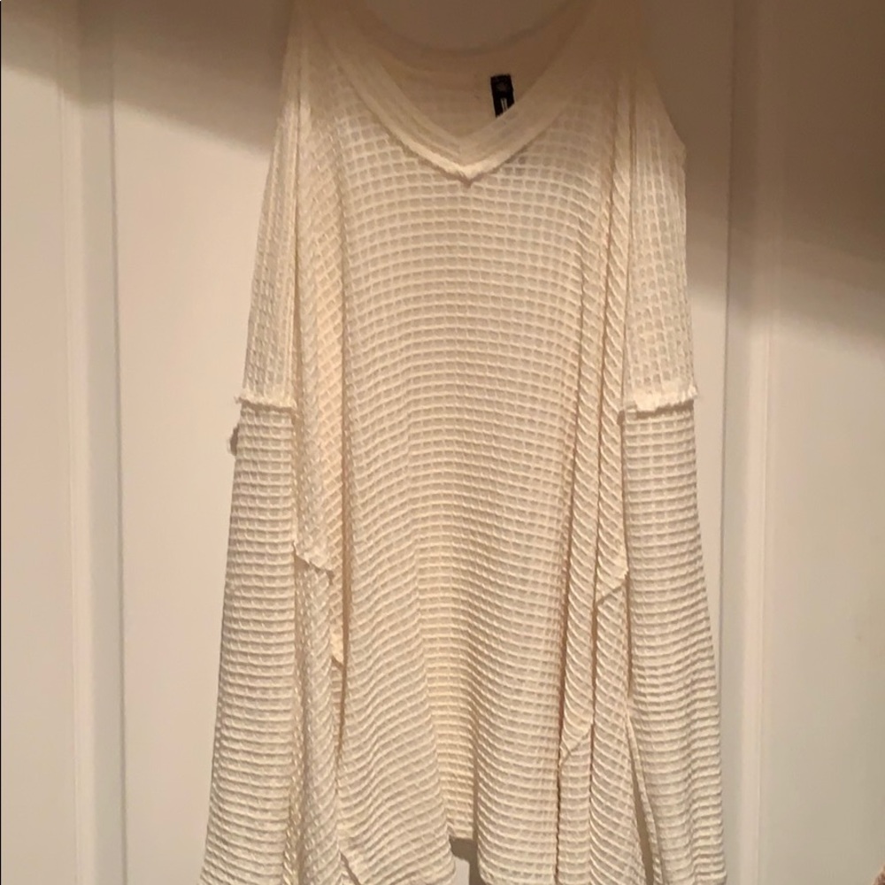 Cut out shoulder long sleeve top